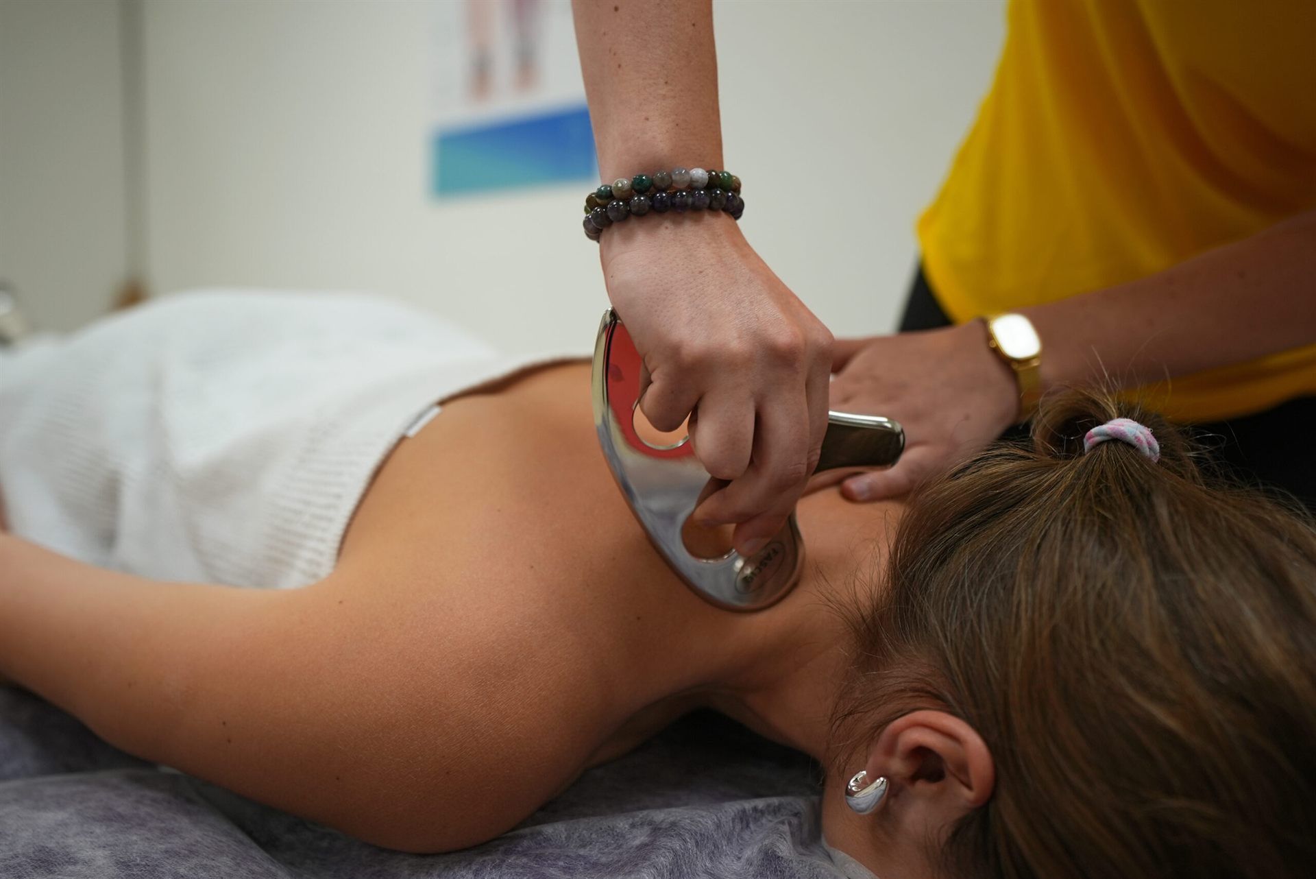 Fascia-kezelés fascia késsel a váll és a nyak területén