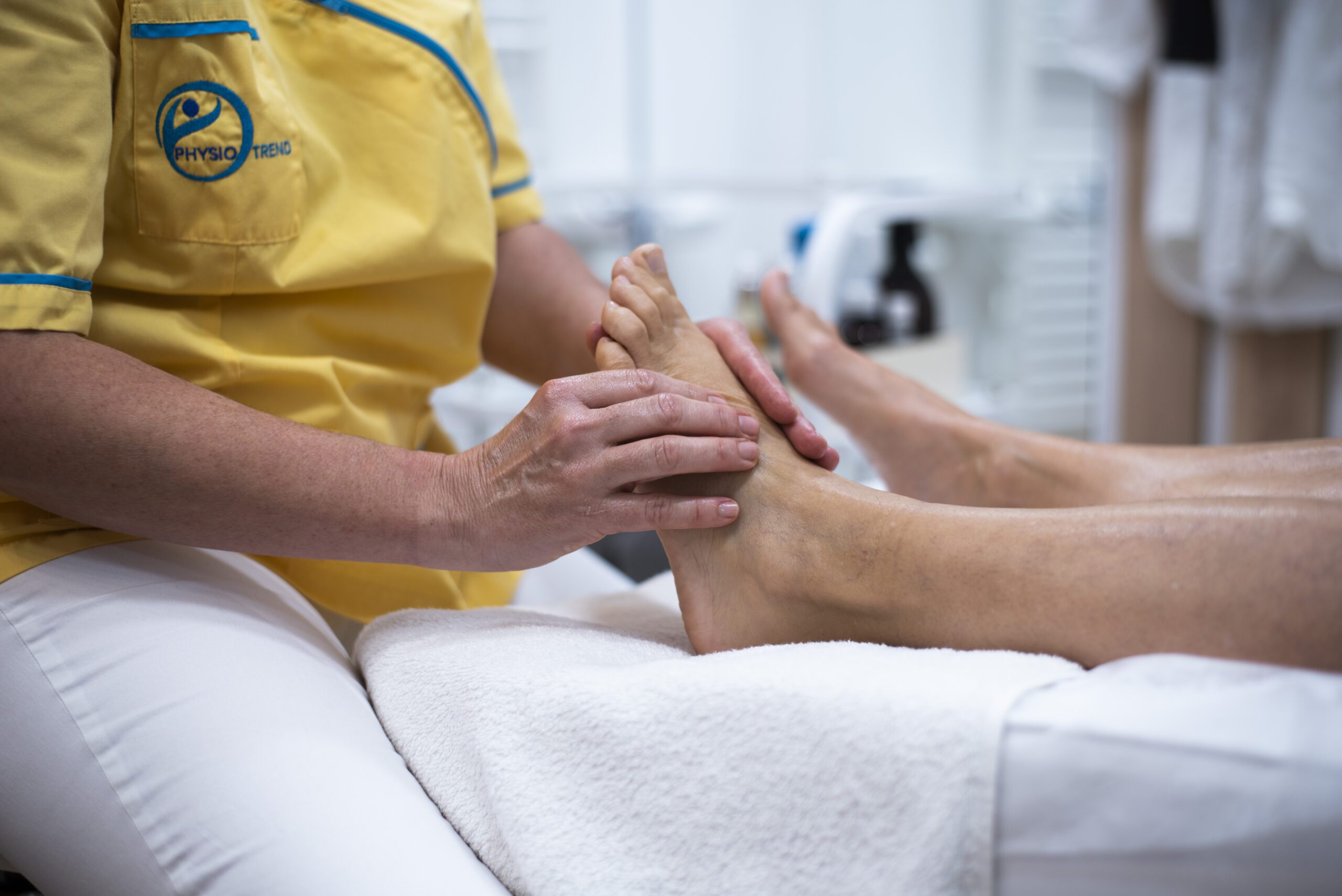 Talpreflexológia: a terapeuta a páciens talpát masszírozza