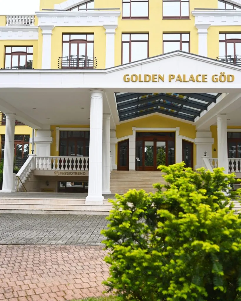 A gödi Golden Palace épülete, a Physiotrend központjával